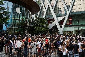 Apple Store In Thailand Shelves Hits IPhone 15