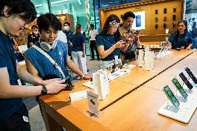 Apple Store In Thailand Shelves Hits IPhone 15