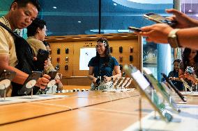 Apple Store In Thailand Shelves Hits IPhone 15