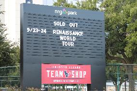 Beyoncé Fans Line Up For Second Renaissance Home Show In Houston