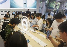 Customer Experience Huawei Mate60 Phone in Hangzhou