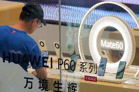 Customers Learn About Mate60 Phones in Yantai