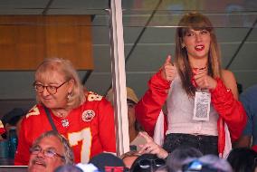 Taylor Swift Cheers On Travis Kelce At Chiefs Game - Kansas City