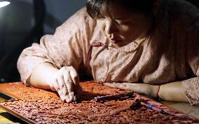 (MASTER OF CRAFTS)CHINA-BEIJING-CARVED LACQUER-INHERITOR (CN)