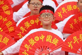 Teachers And Pupils Sing to Celebrate National Day in Lianyungang