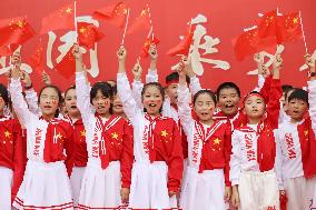 Teachers And Pupils Sing to Celebrate National Day in Lianyungang