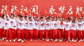 Teachers And Pupils Sing to Celebrate National Day in Lianyungang