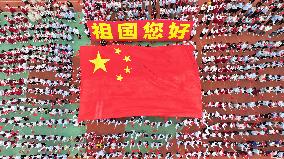 Teachers And Pupils Sing to Celebrate National Day in Lianyungang