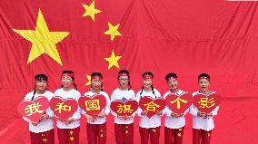 Teachers And Pupils Sing to Celebrate National Day in Lianyungang