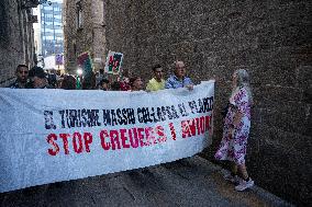 Protest During The World Tourism Day In Barcelona.