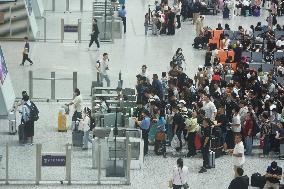 Passengers Wait For The Train at Hangzhou East Railway Station