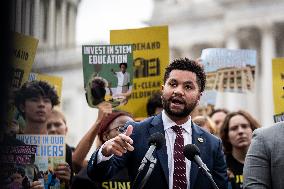 Press conference on Green New Deal for public schools