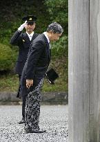 Japan emperor visits imperial graveyard