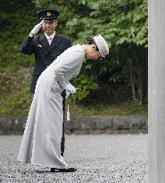 Japan empress visits imperial graveyard