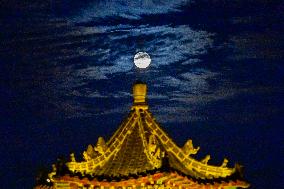 Moon Over Qingzhou