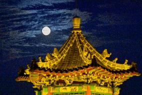 Moon Over Qingzhou