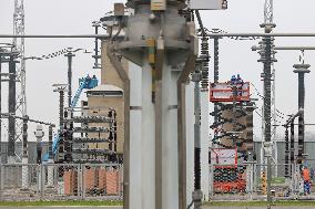 Construction Workers Overhaul Inspection Converter Station Equipment in Huai 'an