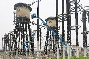 Construction Workers Overhaul Inspection Converter Station Equipment in Huai 'an