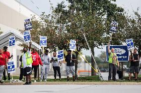 U.S.-CHICAGO-AUTO WORKERS-STRIKE-EXPANSION