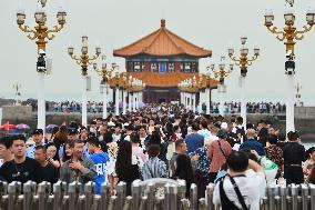 Xinhua Headlines: China's 8-day National Day holiday sparks travel, consumption frenzy