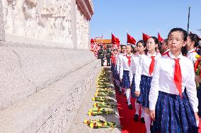 CHINA-BEIJING-MARTYRS' DAY-FALLEN NATIONAL HEROES-FLOWER BASKETS PRESENTING (CN)