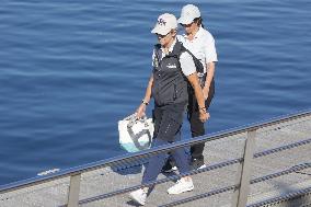 King Juan Carlos and Infanta Elena disembark at the port after the regatta