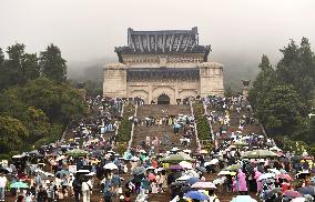 Tourists Visit Sun Yat-sen Mausoleum in Nanjing