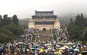 Tourists Visit Sun Yat-sen Mausoleum in Nanjing