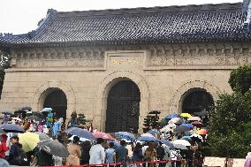 Tourists Visit Sun Yat-sen Mausoleum in Nanjing