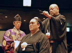 Sumo: Topknot cutting ceremony