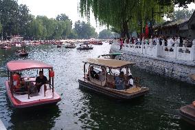 Tourists Flock to Shichahai Scenic Spot in Beijing