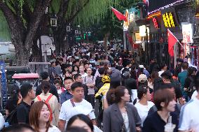 Tourists Flock to Shichahai Scenic Spot in Beijing