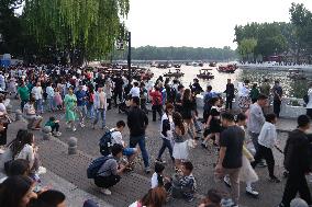 Tourists Flock to Shichahai Scenic Spot in Beijing