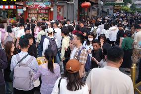 Tourists Flock to Shichahai Scenic Spot in Beijing