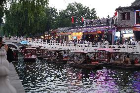 Tourists Flock to Shichahai Scenic Spot in Beijing