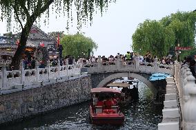 Tourists Flock to Shichahai Scenic Spot in Beijing