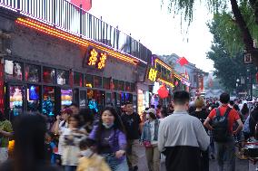 Tourists Flock to Shichahai Scenic Spot in Beijing