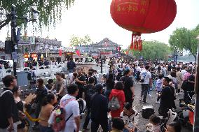 Tourists Flock to Shichahai Scenic Spot in Beijing