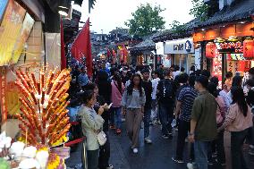 Tourists Flock to Shichahai Scenic Spot in Beijing