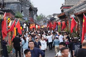 Tourists Flock to Shichahai Scenic Spot in Beijing