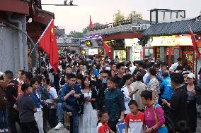 Tourists Flock to Shichahai Scenic Spot in Beijing