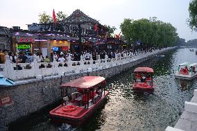 Tourists Flock to Shichahai Scenic Spot in Beijing