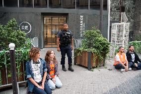 Derniere Renovation Environmental activists Protest - Paris