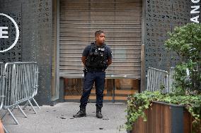 Derniere Renovation Environmental activists Protest - Paris