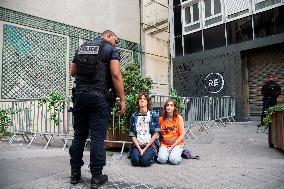 Derniere Renovation Environmental activists Protest - Paris