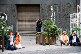 Derniere Renovation Environmental activists Protest - Paris