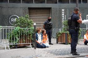 Derniere Renovation Environmental activists Protest - Paris