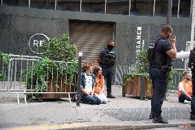 Derniere Renovation Environmental activists Protest - Paris