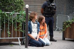 Derniere Renovation Environmental activists Protest - Paris