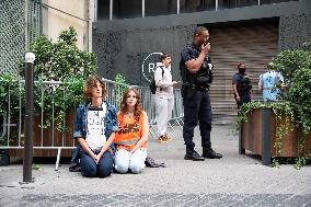 Derniere Renovation Environmental activists Protest - Paris